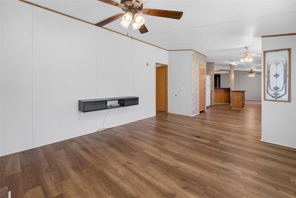 For Sale: $229,000 (4 beds, 2 baths, 1900 Square Feet)