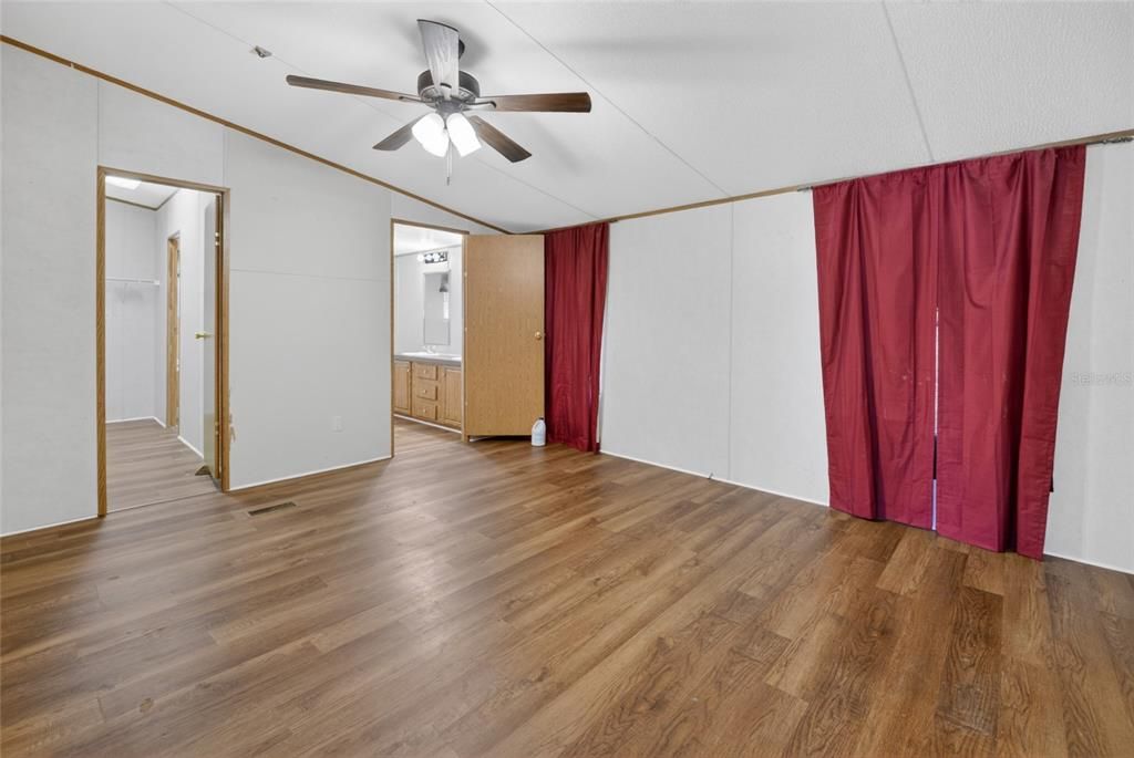 For Sale: $229,000 (4 beds, 2 baths, 1900 Square Feet)