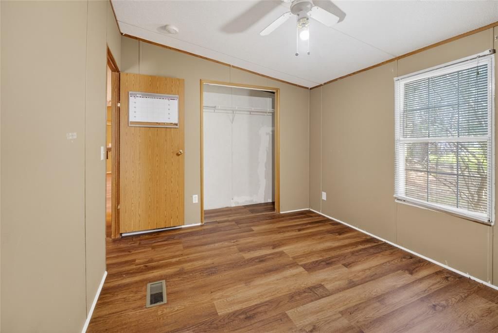 For Sale: $229,000 (4 beds, 2 baths, 1900 Square Feet)