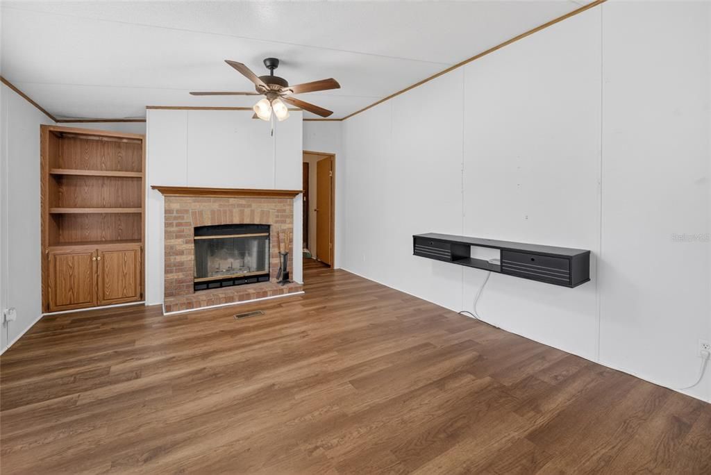 For Sale: $229,000 (4 beds, 2 baths, 1900 Square Feet)