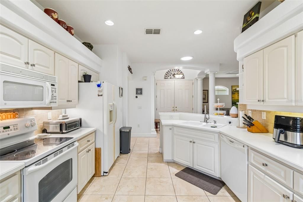 For Sale: $315,000 (3 beds, 2 baths, 1984 Square Feet)