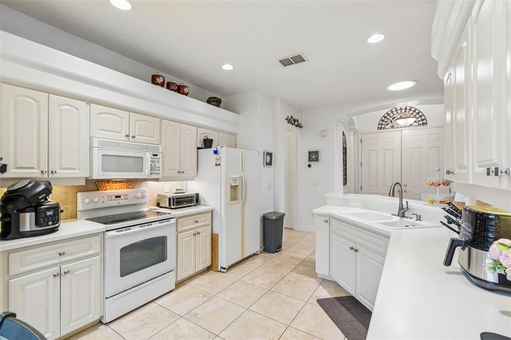 For Sale: $315,000 (3 beds, 2 baths, 1984 Square Feet)
