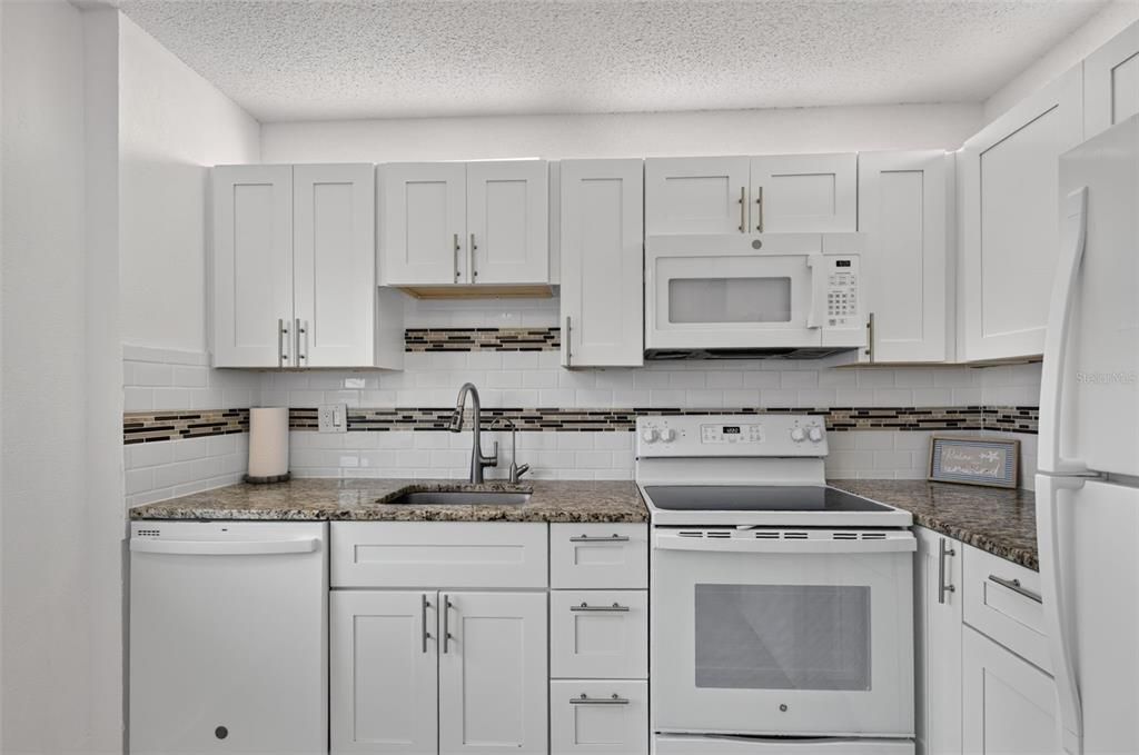 For Sale: $139,000 (2 beds, 1 baths, 857 Square Feet)
