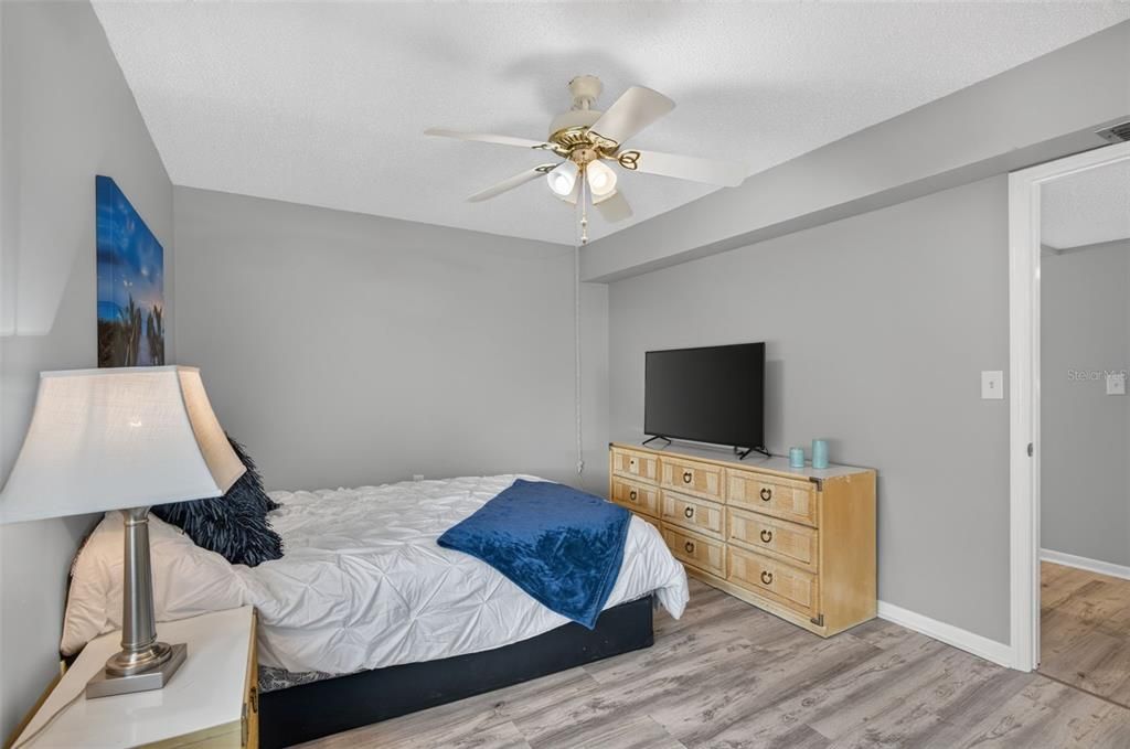 For Sale: $139,000 (2 beds, 1 baths, 857 Square Feet)