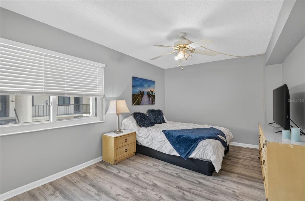 For Sale: $139,000 (2 beds, 1 baths, 857 Square Feet)