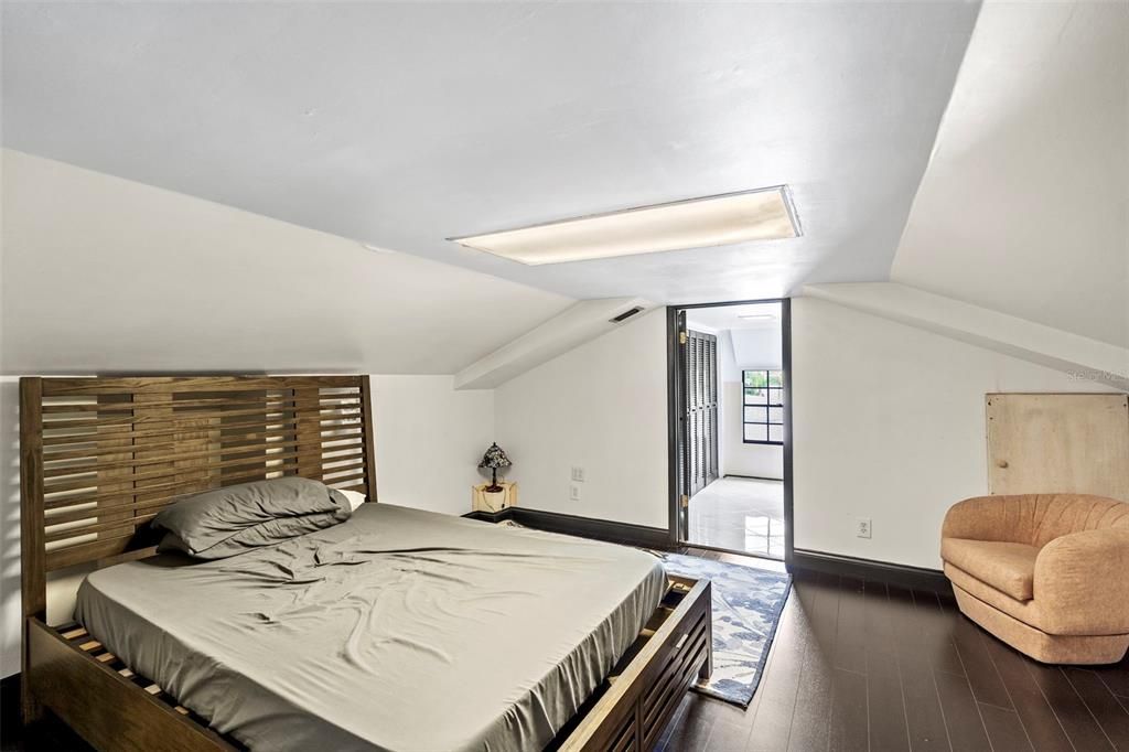 For Sale: $900,000 (5 beds, 5 baths, 3122 Square Feet)