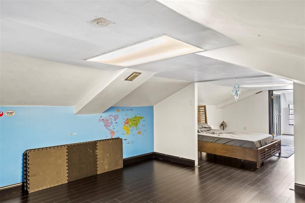 For Sale: $900,000 (5 beds, 5 baths, 3122 Square Feet)