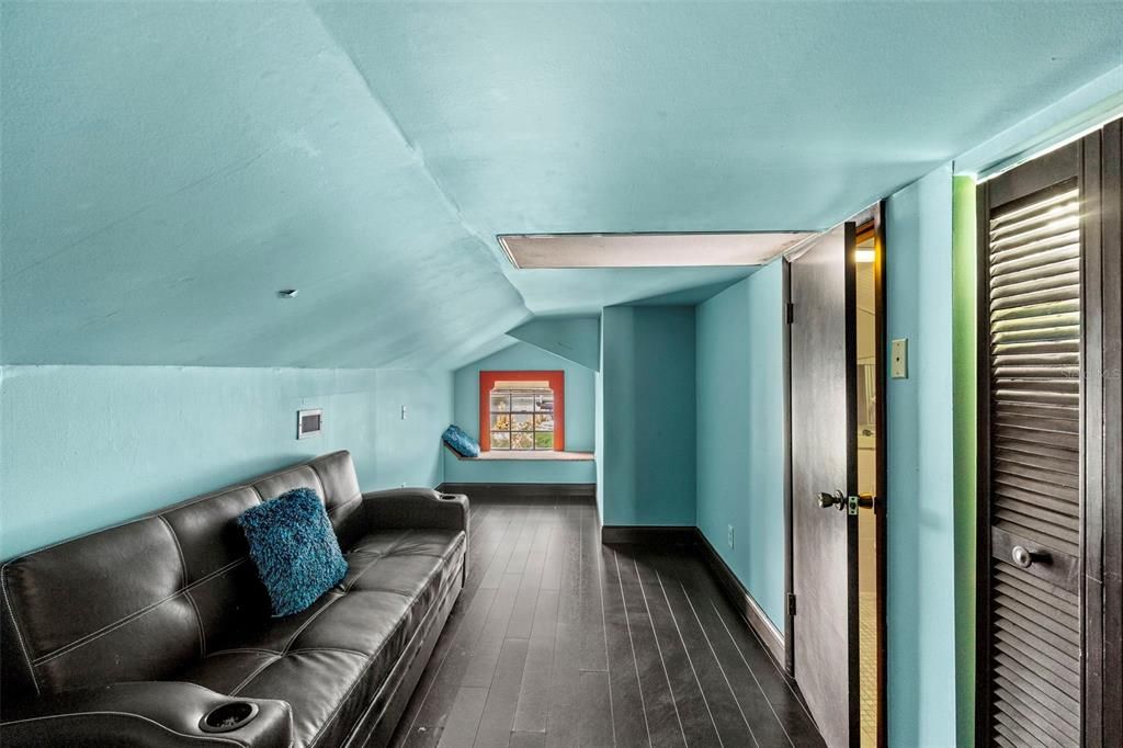 For Sale: $900,000 (5 beds, 5 baths, 3122 Square Feet)