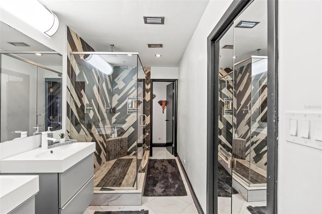 For Sale: $900,000 (5 beds, 5 baths, 3122 Square Feet)