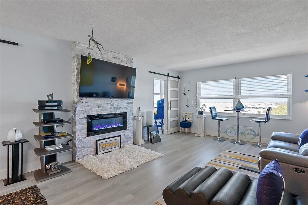 For Sale: $174,000 (1 beds, 1 baths, 815 Square Feet)