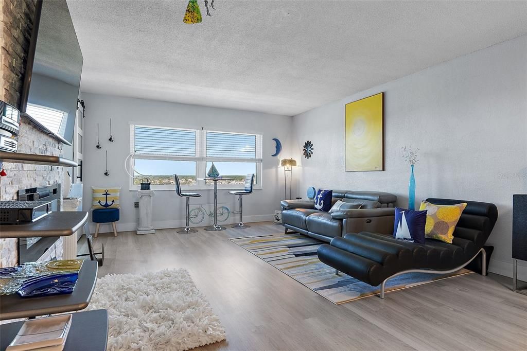 For Sale: $174,000 (1 beds, 1 baths, 815 Square Feet)