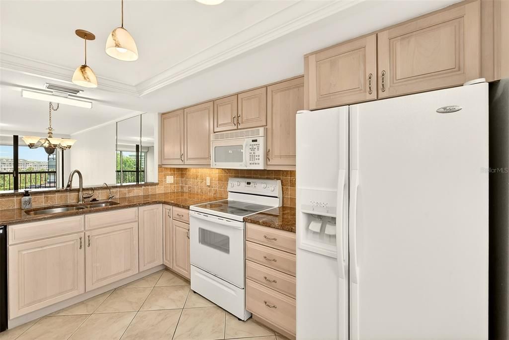 На продажу: $249,000 (2 спален, 2 ванн, 1225 Квадратных фут)