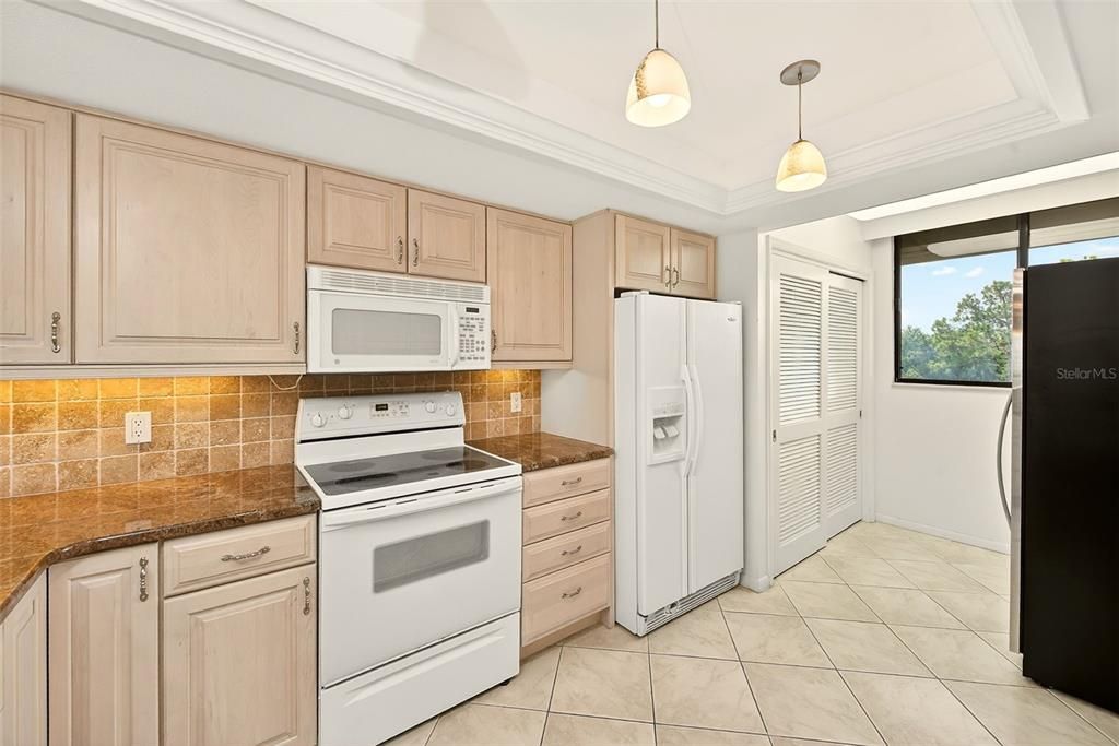 На продажу: $249,000 (2 спален, 2 ванн, 1225 Квадратных фут)