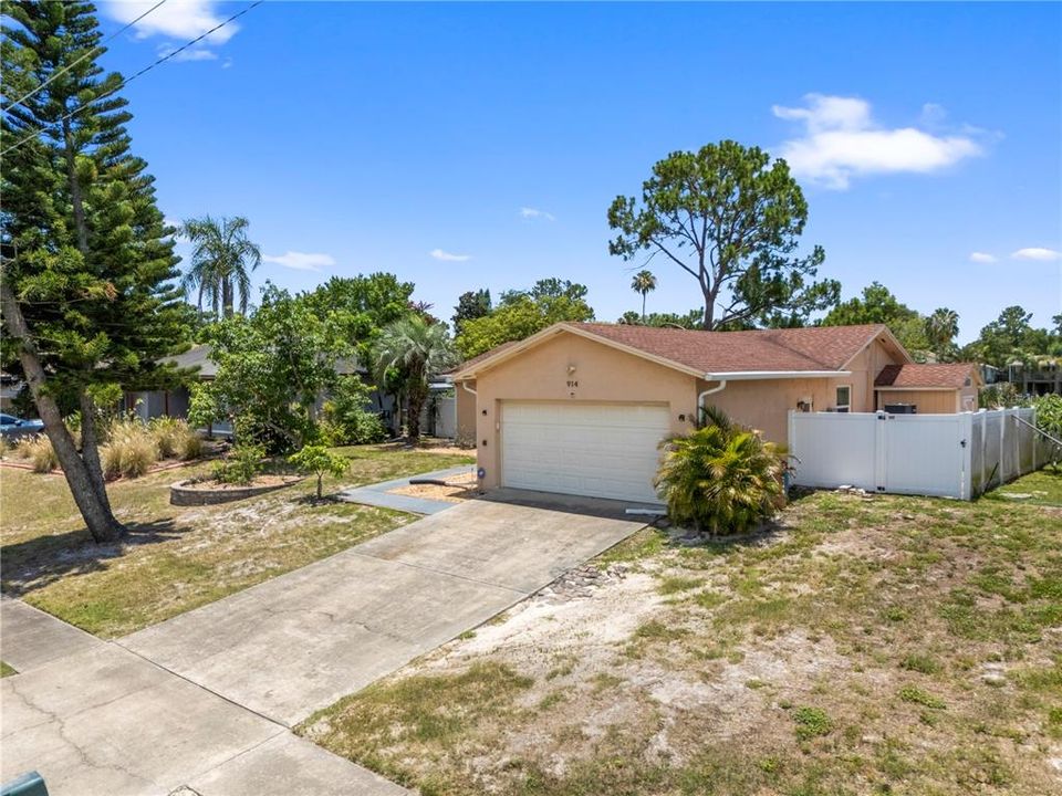 For Sale: $359,990 (2 beds, 2 baths, 1176 Square Feet)