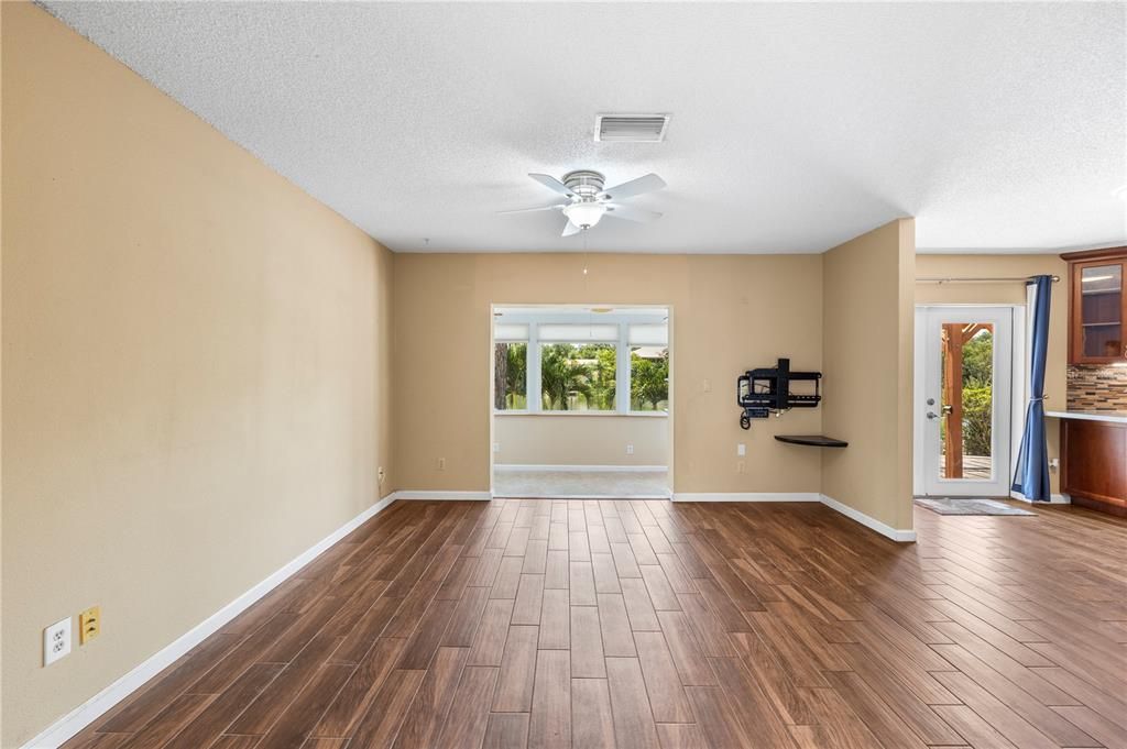 For Sale: $359,990 (2 beds, 2 baths, 1176 Square Feet)