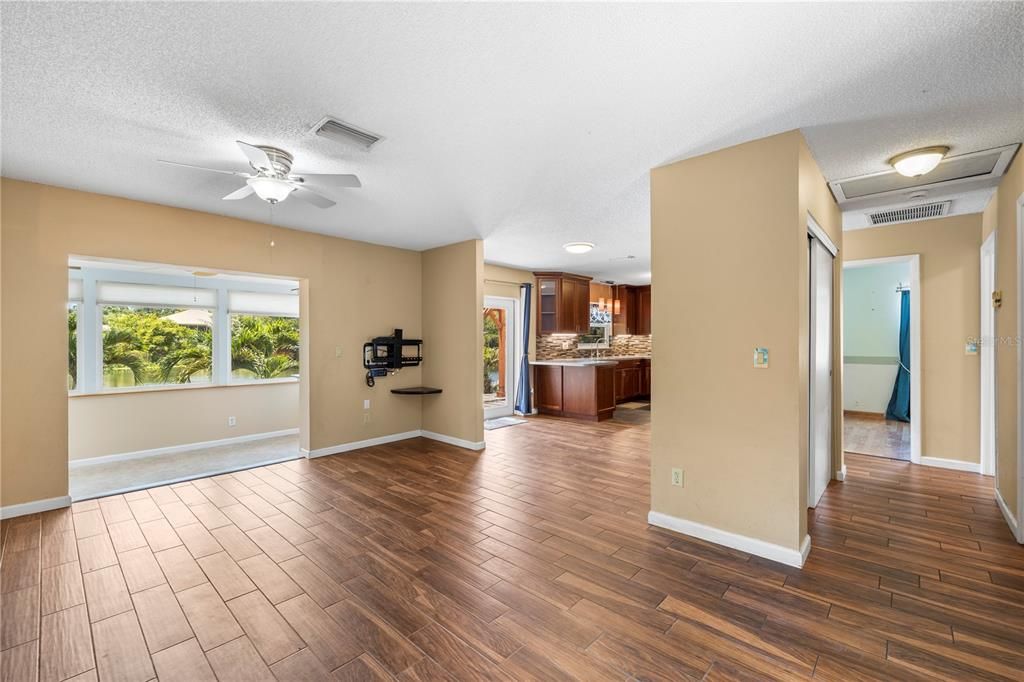 For Sale: $359,990 (2 beds, 2 baths, 1176 Square Feet)