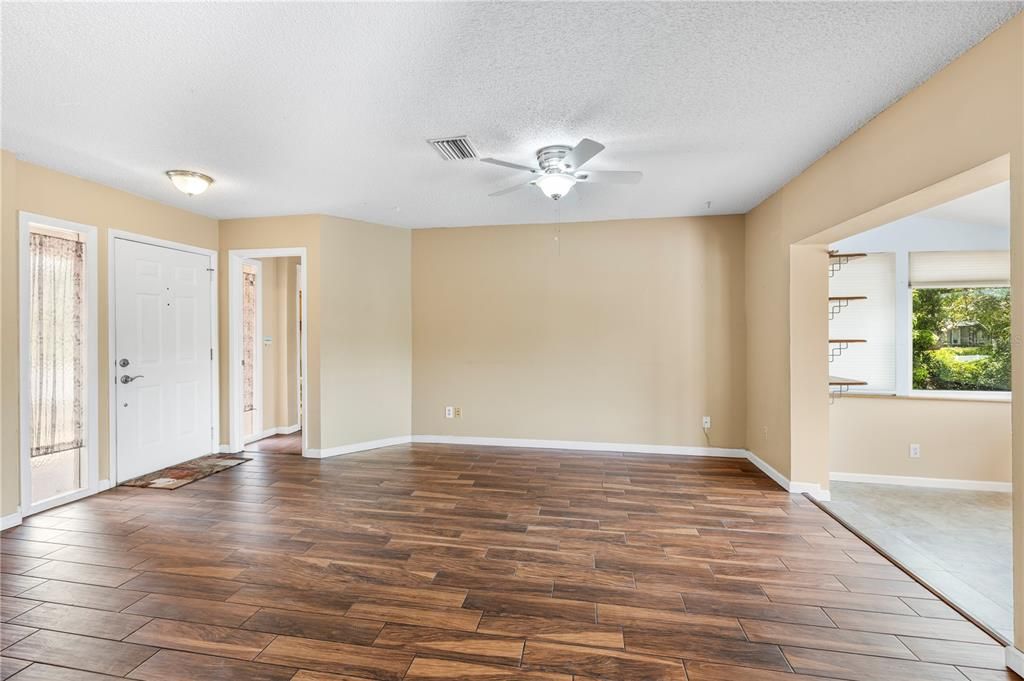 For Sale: $359,990 (2 beds, 2 baths, 1176 Square Feet)
