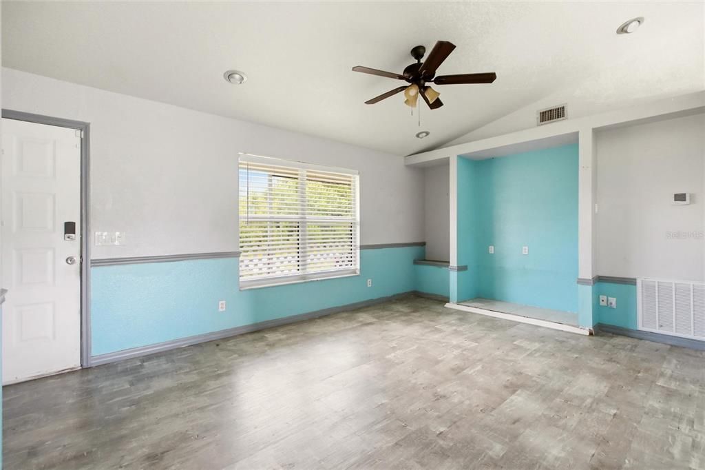 For Sale: $195,000 (3 beds, 2 baths, 1104 Square Feet)