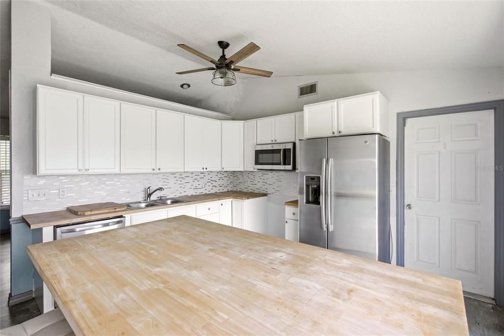 For Sale: $195,000 (3 beds, 2 baths, 1104 Square Feet)