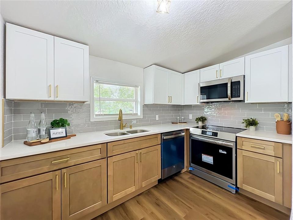 На продажу: $299,990 (4 спален, 2 ванн, 1196 Квадратных фут)