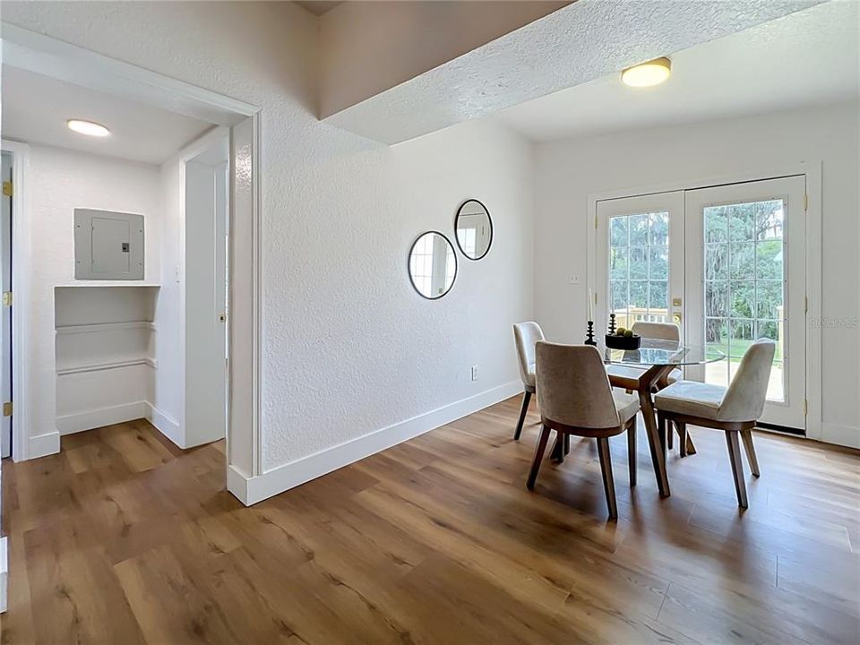 На продажу: $299,990 (4 спален, 2 ванн, 1196 Квадратных фут)