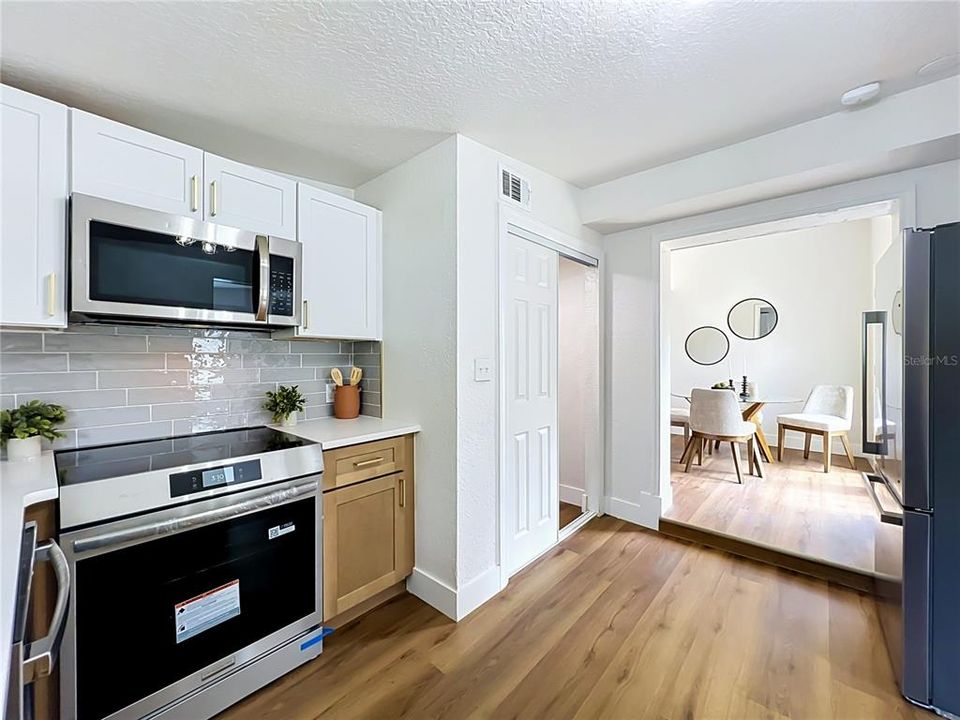 На продажу: $299,990 (4 спален, 2 ванн, 1196 Квадратных фут)