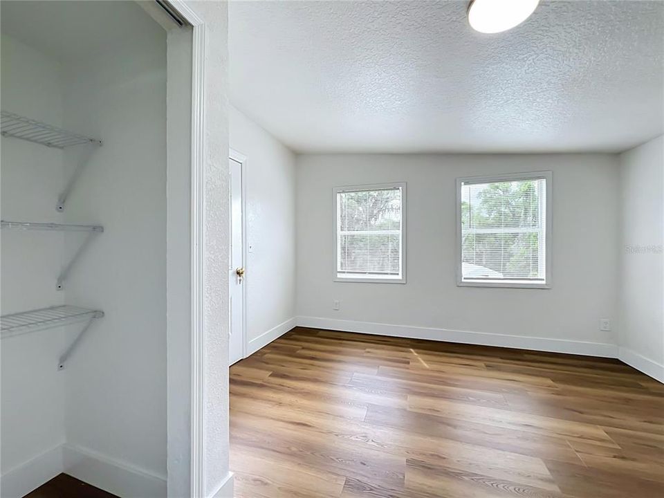 На продажу: $299,990 (4 спален, 2 ванн, 1196 Квадратных фут)