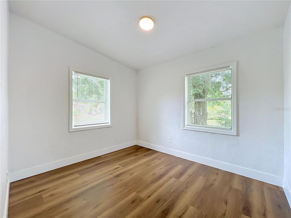 На продажу: $299,990 (4 спален, 2 ванн, 1196 Квадратных фут)