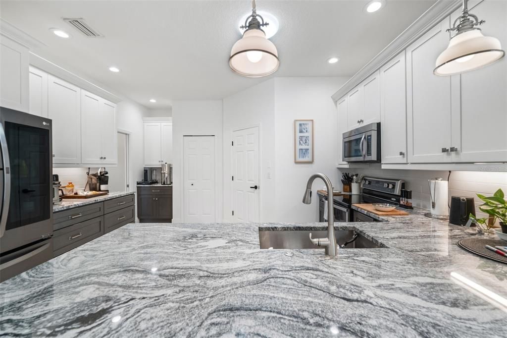 For Sale: $649,900 (3 beds, 3 baths, 2359 Square Feet)