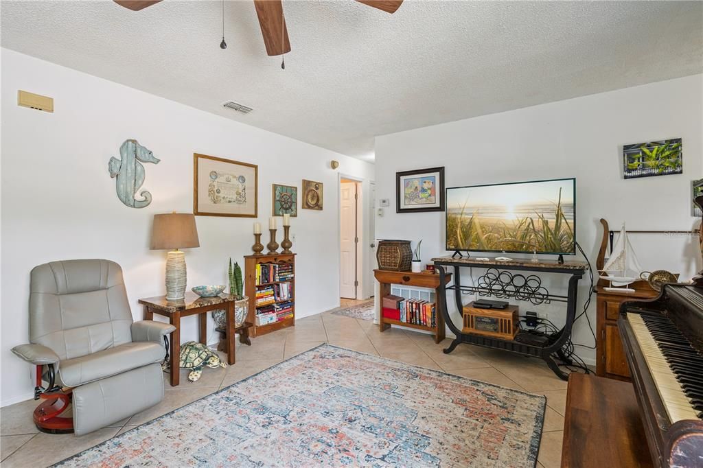 For Sale: $460,000 (3 beds, 2 baths, 1184 Square Feet)