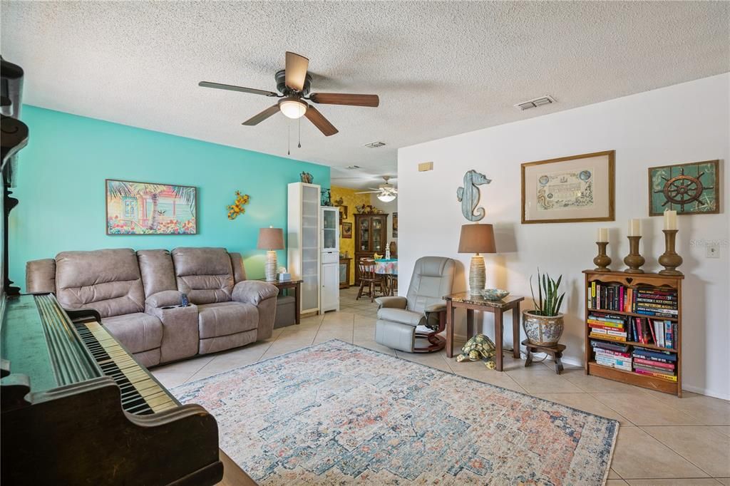 For Sale: $460,000 (3 beds, 2 baths, 1184 Square Feet)
