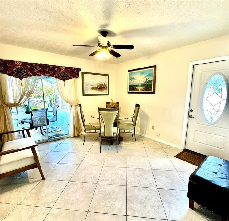 For Rent: $1,300 (1 beds, 1 baths, 746 Square Feet)