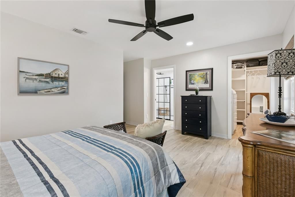 En Venta: $549,000 (4 camas, 2 baños, 2250 Pies cuadrados)