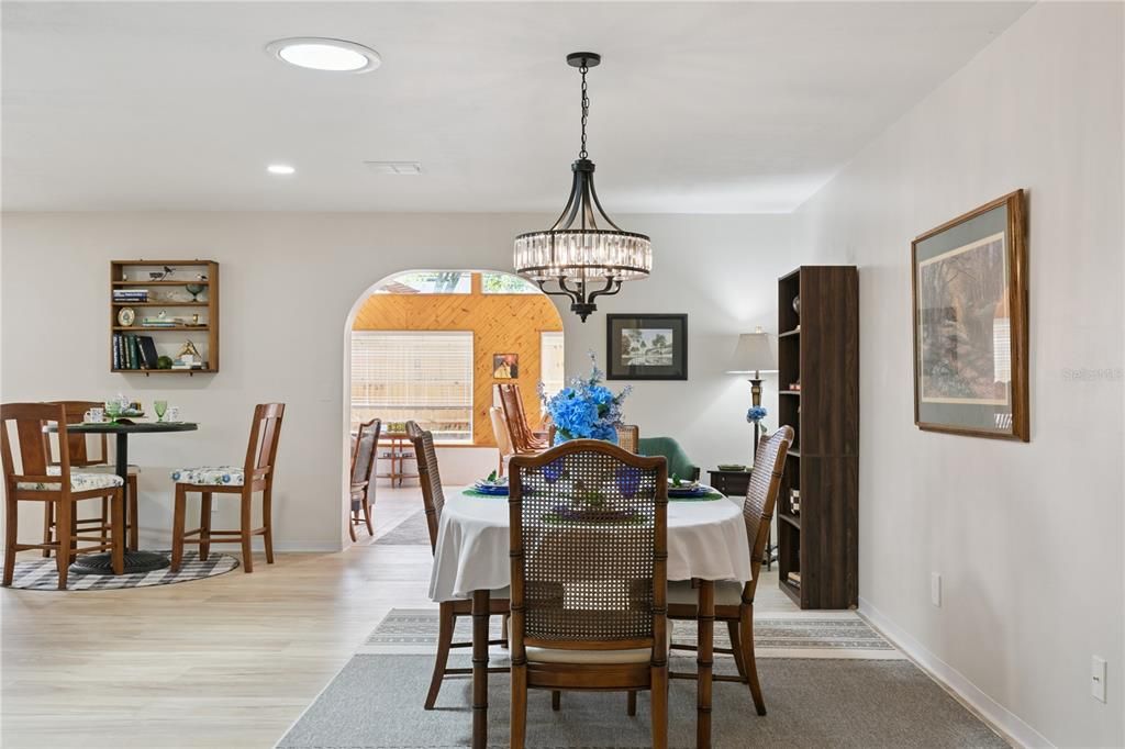 En Venta: $549,000 (4 camas, 2 baños, 2250 Pies cuadrados)