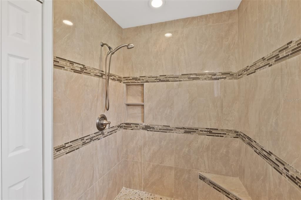 Activo con contrato: $314,900 (3 camas, 2 baños, 1330 Pies cuadrados)
