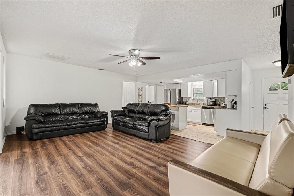 En Venta: $274,900 (3 camas, 2 baños, 1255 Pies cuadrados)