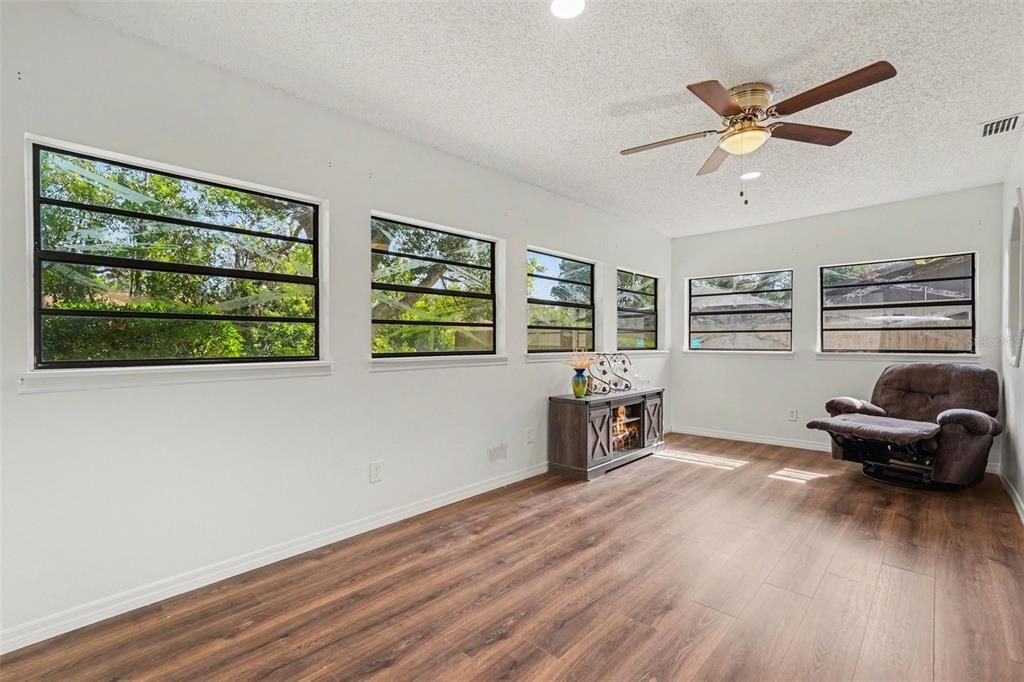 En Venta: $274,900 (3 camas, 2 baños, 1255 Pies cuadrados)