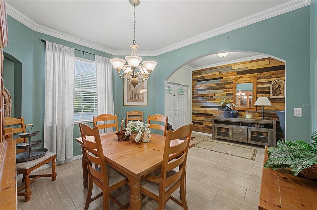 For Sale: $700,000 (5 beds, 3 baths, 2370 Square Feet)