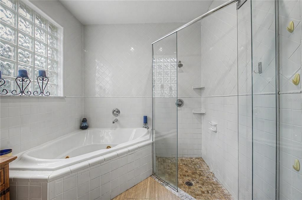 For Sale: $700,000 (5 beds, 3 baths, 2370 Square Feet)