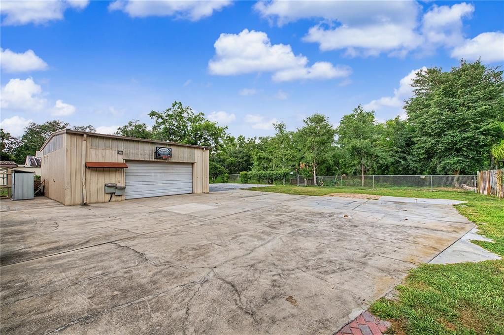 For Sale: $700,000 (5 beds, 3 baths, 2370 Square Feet)