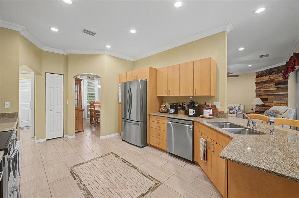 For Sale: $700,000 (5 beds, 3 baths, 2370 Square Feet)