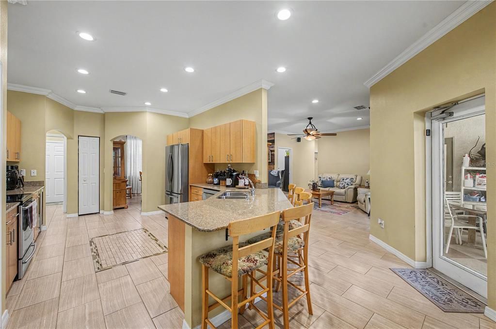 For Sale: $700,000 (5 beds, 3 baths, 2370 Square Feet)