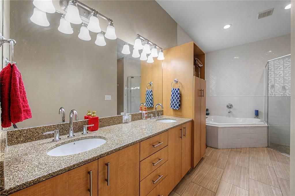For Sale: $700,000 (5 beds, 3 baths, 2370 Square Feet)