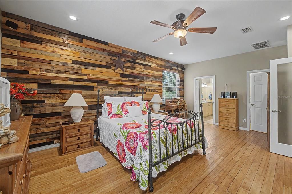 For Sale: $700,000 (5 beds, 3 baths, 2370 Square Feet)
