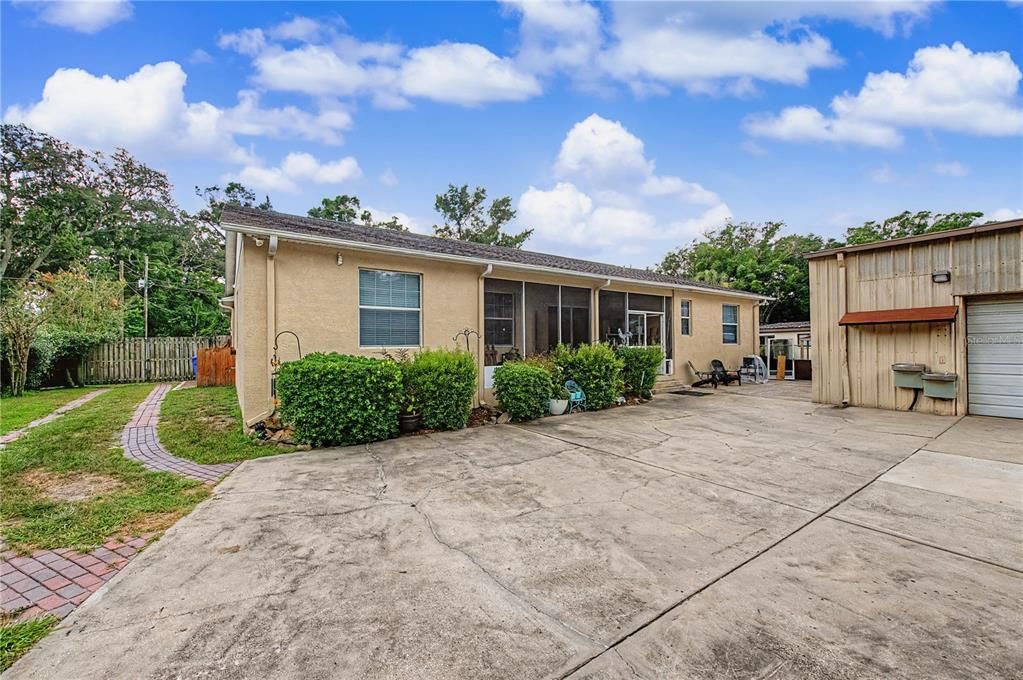 For Sale: $700,000 (5 beds, 3 baths, 2370 Square Feet)
