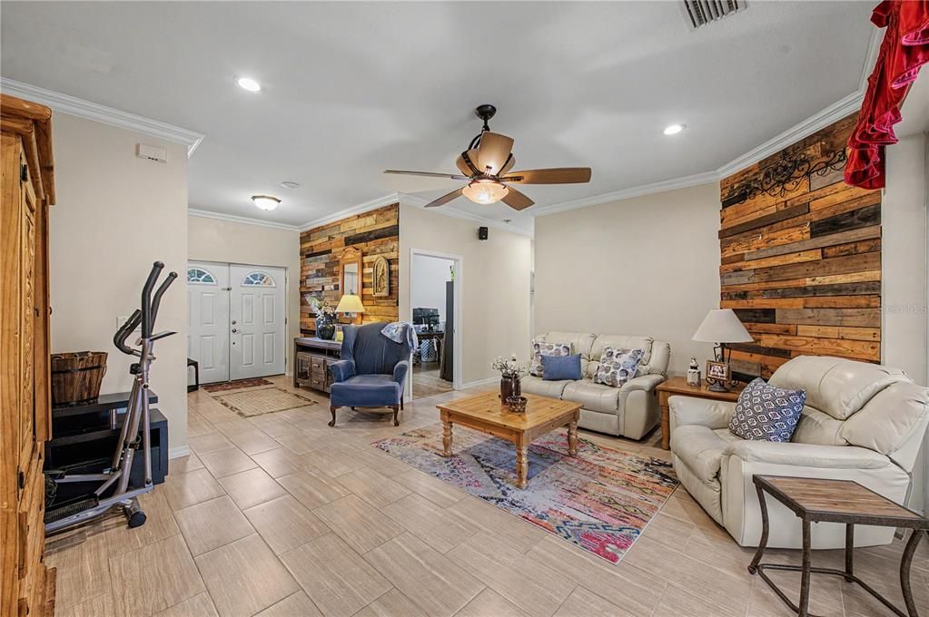 For Sale: $700,000 (5 beds, 3 baths, 2370 Square Feet)