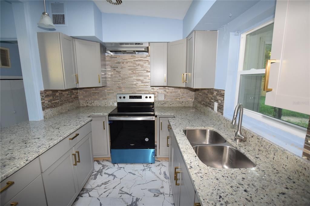 For Rent: $1,900 (3 beds, 1 baths, 1300 Square Feet)