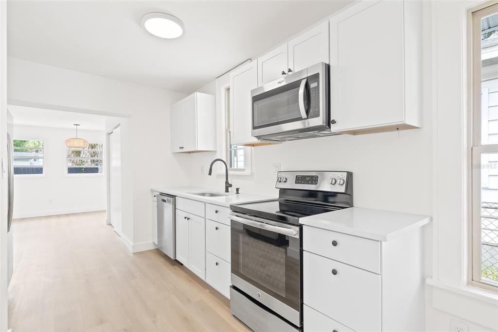 На продажу: $369,900 (2 спален, 2 ванн, 1086 Квадратных фут)