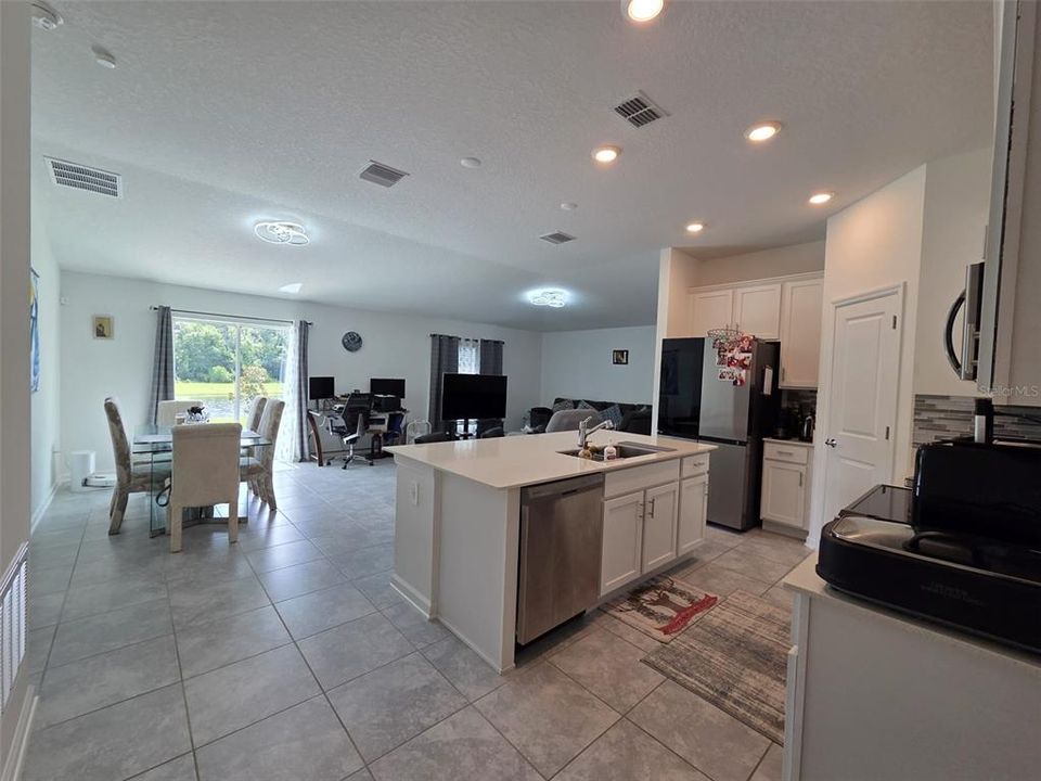 For Rent: $2,300 (3 beds, 2 baths, 1560 Square Feet)