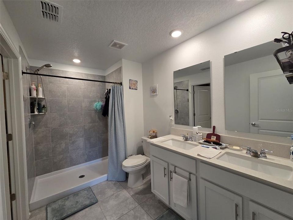 For Rent: $2,300 (3 beds, 2 baths, 1560 Square Feet)